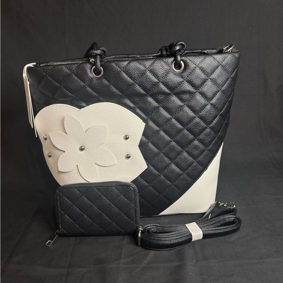 Elegant Black and Cream Quilted Women's Bag Set - Picture 2 of 6